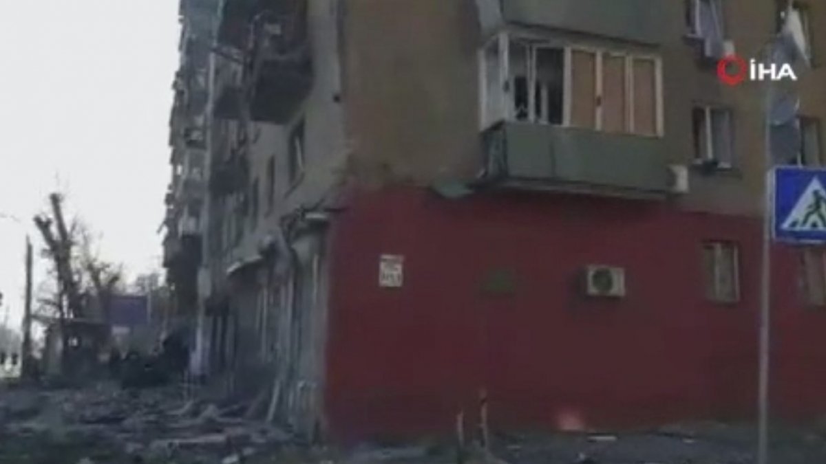Rus roketinin parçaları, Kiev'de binaların üzerine düştü