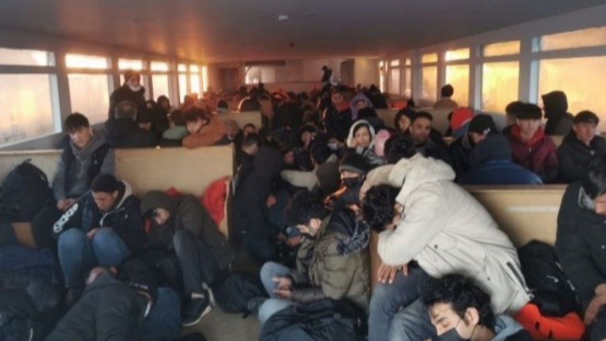 İzmir'de yolcu motorunda 251 kaçak göçmen ile 3 organizatör yakalandı