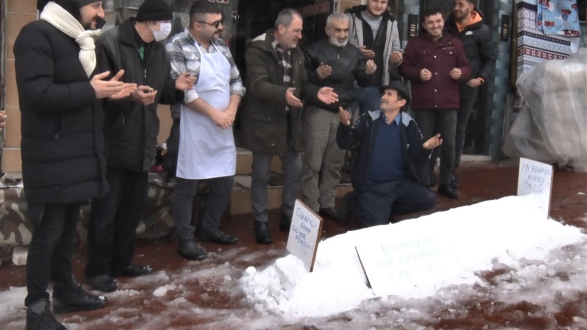 Samsun'daki esnafın kardan yaptığı mezar görenleri şaşırttı