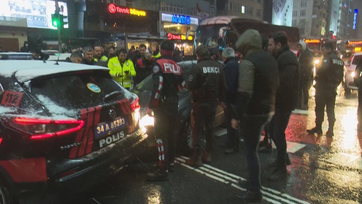 Beşiktaş'tan kaçan sürücüyü Mecidiyeköy'de yakalayan polis, barikat kurdu