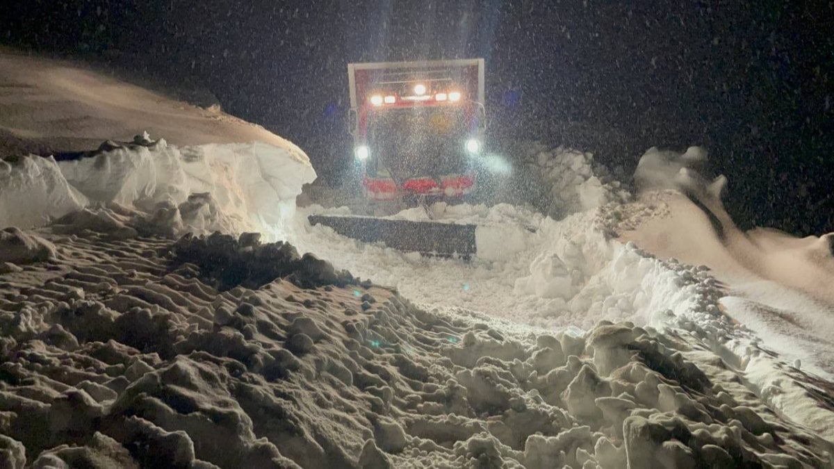 Ağrı’da, yolu kapalı mezradaki hasta için karla 7 saatlik mücadele