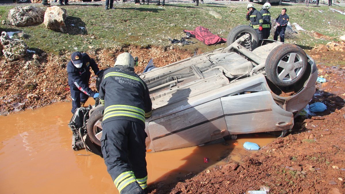 Gaziantep'te virajı alamayan araba şarampole uçtu