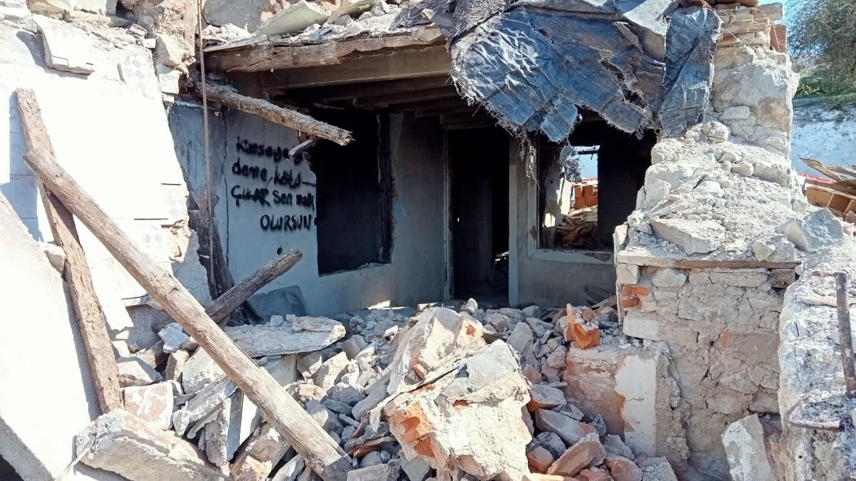 İzmir'de metruk bina, hurdacının üzerine yıkıldı