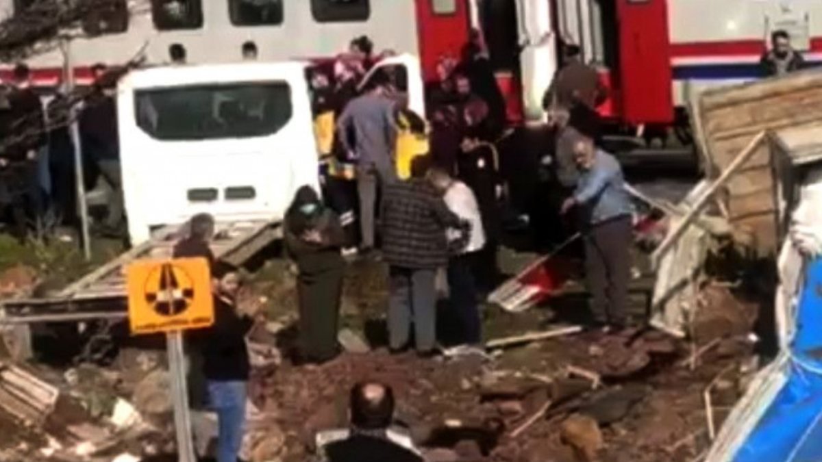 Kahramanmaraş'ta yolcu treniyle kamyonet çarpıştı