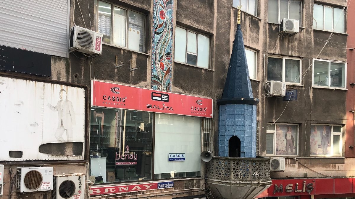 Fatih'te iş hanına bitişik minareyi görenler tepki gösterdi