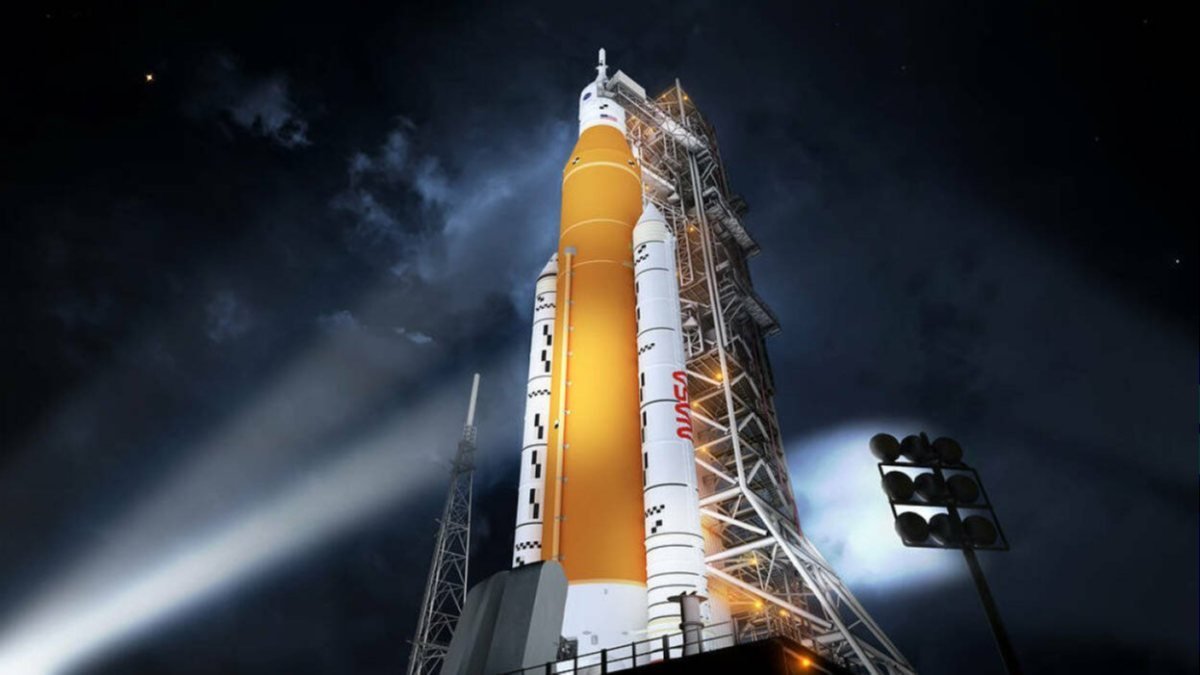 25 tonluk NASA roketi, fırlatma rampasına taşındı