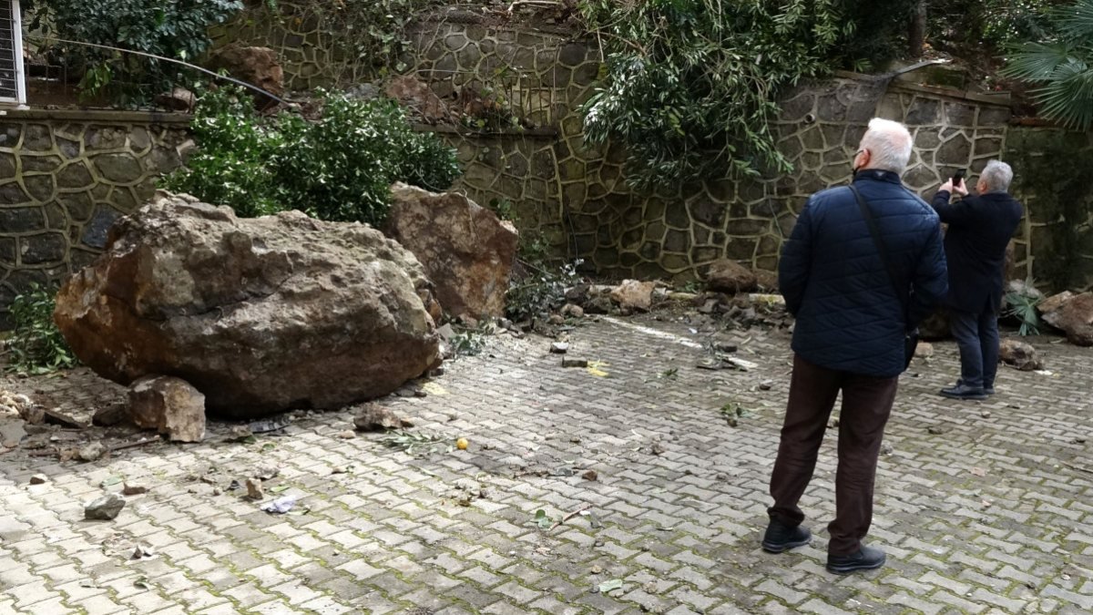 Trabzon'da dev kayaların düştüğü sitedeki vatandaşlar, önlem alınmasını istedi