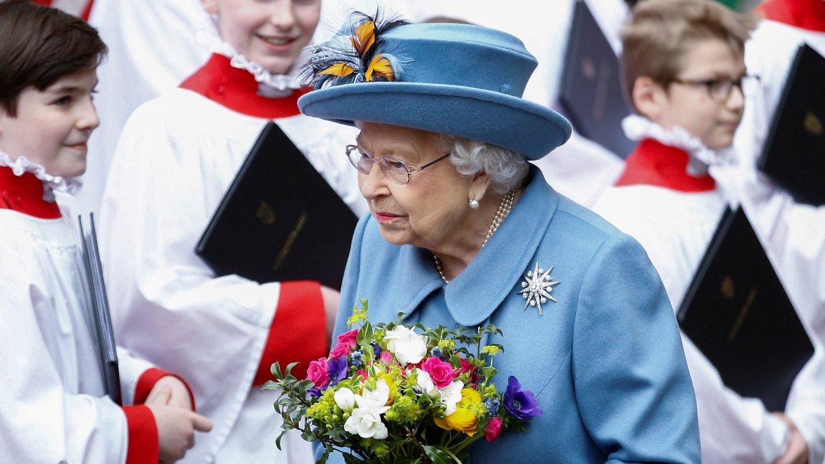 İngiltere Kraliçesi Elizabeth'in tekerlekli sandalye kullandığı iddia edildi