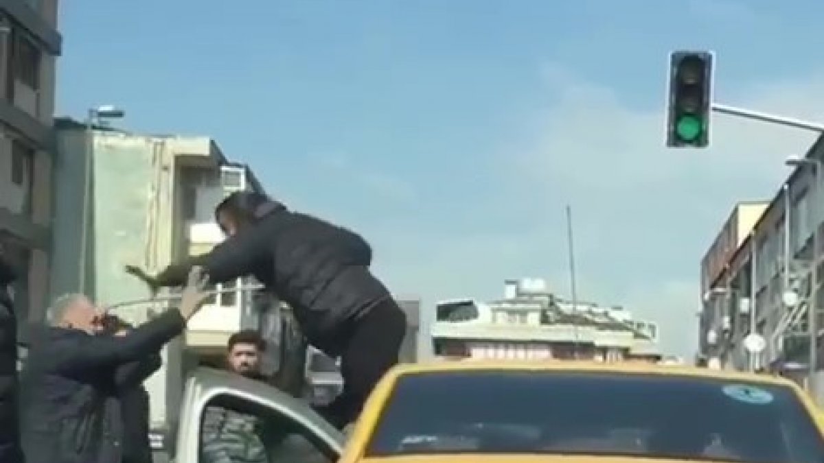Kadıköy’de taksici ile otomobil sürücüsü arasında yol verme kavgası