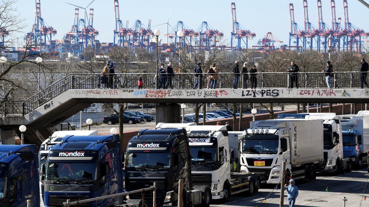 İspanya'da taşımacılık sektörü akaryakıt zamlarına karşı sokağa indi