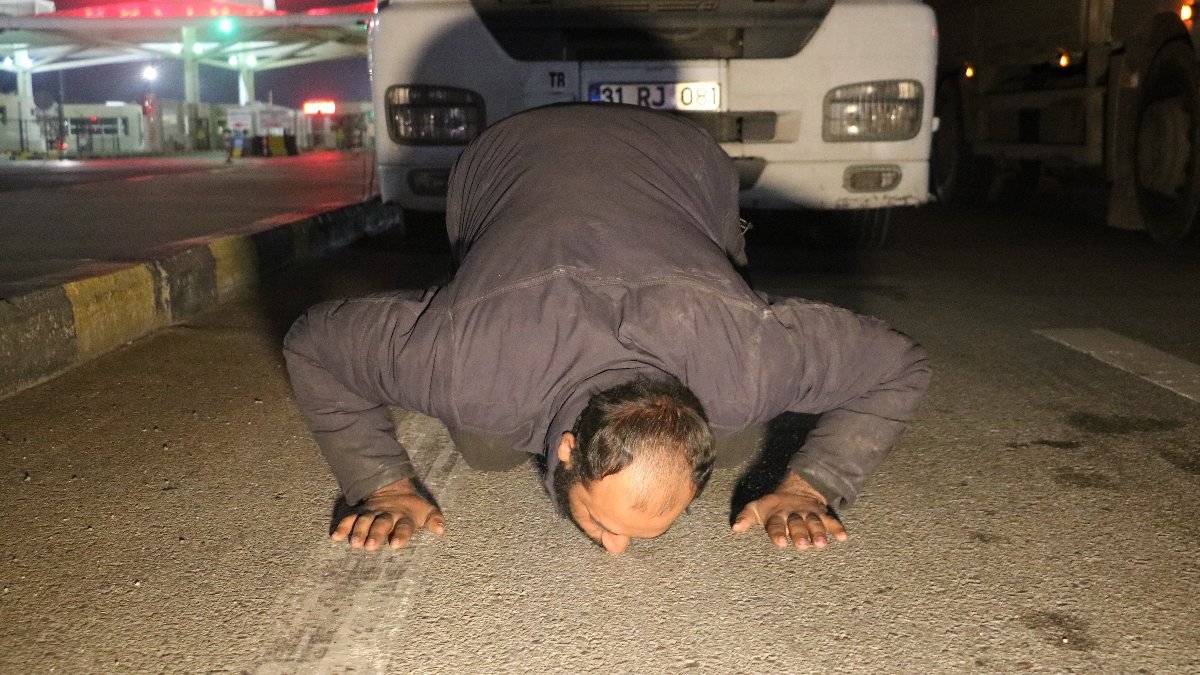 Türkiye'ye tahliye edilen savaş mağduru tır şoförü toprağı öptü