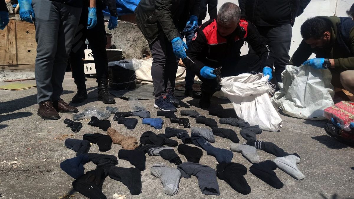 Mersin'deki şüpheli evde çoraplara sarılı 40 silah ele geçirildi