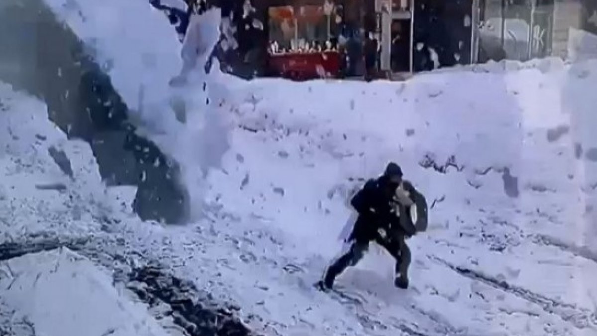 Bitlis'te bir kişi çatıdan düşen kar kütlesinden son anda kurtuldu