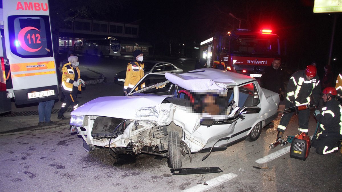 Manisa’da tıra çarpan otomobilin sürücüsü öldü