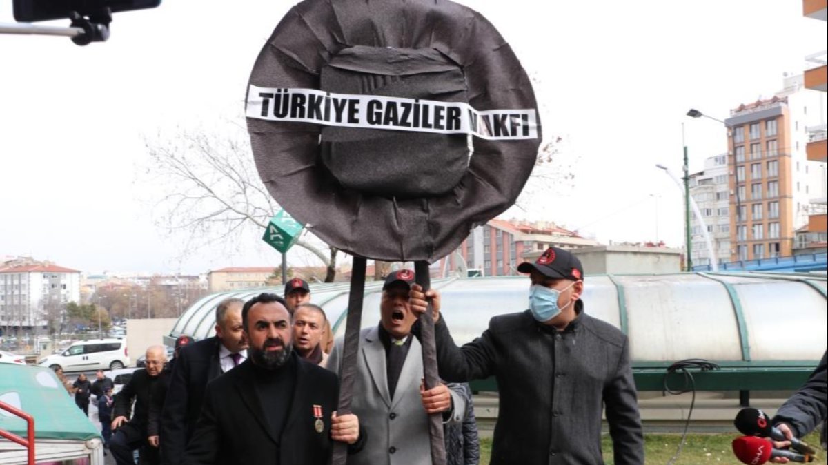 Şehit ve gazi ailelerinden Türk Tabipleri Birliği’ne siyah çelenk