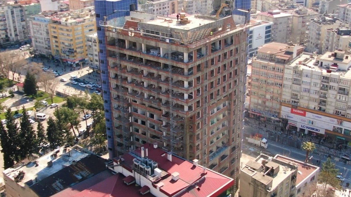 Kahramanmaraş'ta 'Dünyanın en saçma binası'nın yüzde 30'u yıkıldı