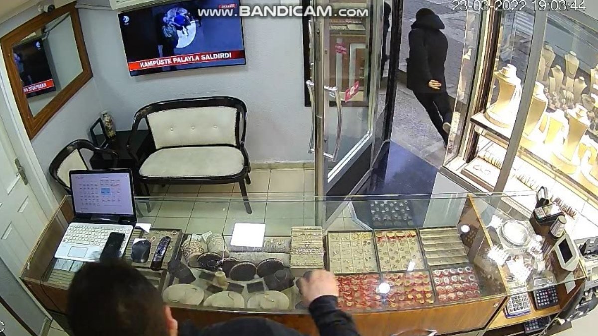Bursa'da kuyumcuyu soyan hırsız kameralara takıldı