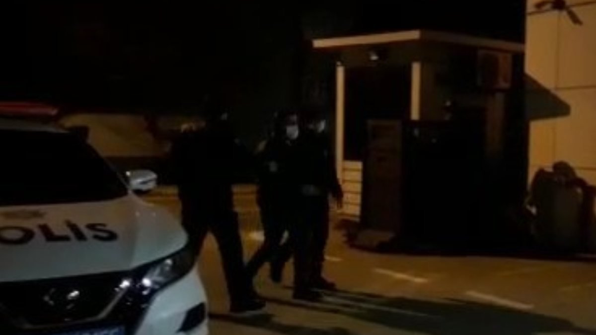 İstanbul'da taksiciye, aracın kaputundan uçan tekme atan şahıs yakalandı