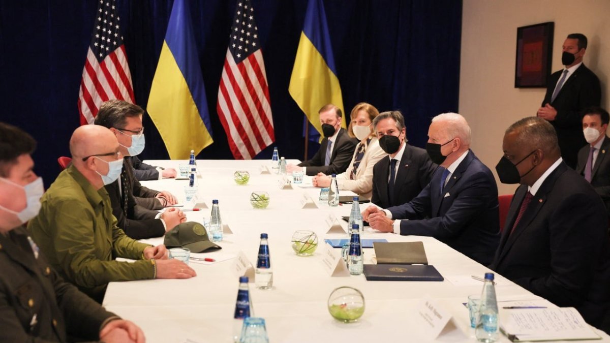 Joe Biden Polonya'da Ukraynalı bakanlarla görüştü