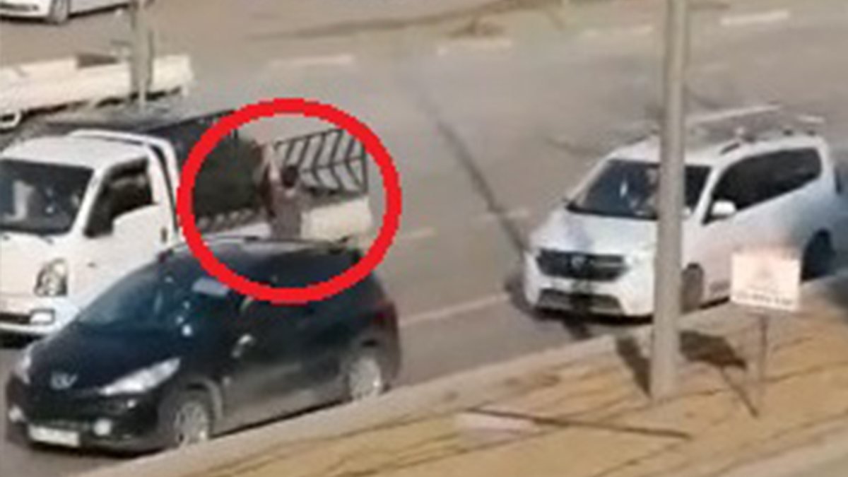 Bursa'da seyir halindeki araçların önüne atladı