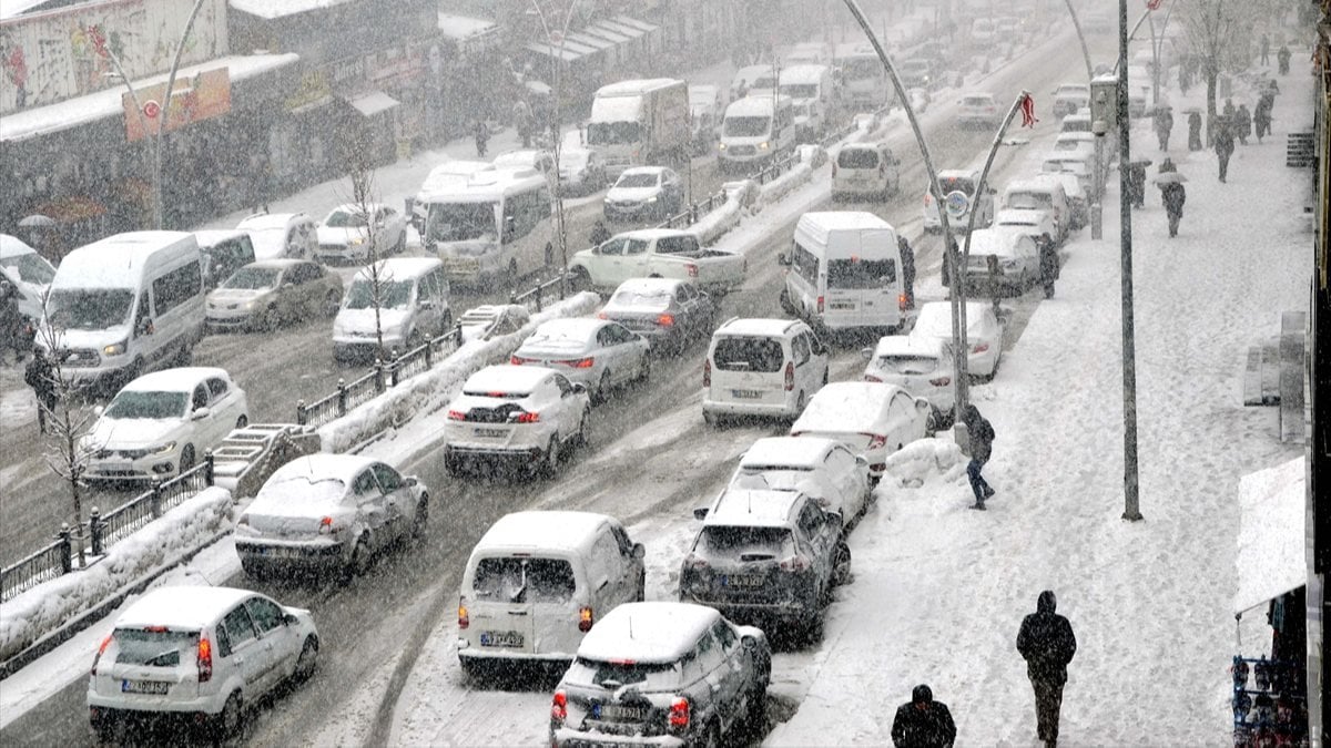 Doğu'da 152 yerleşim yeriyle bağlantı kesildi