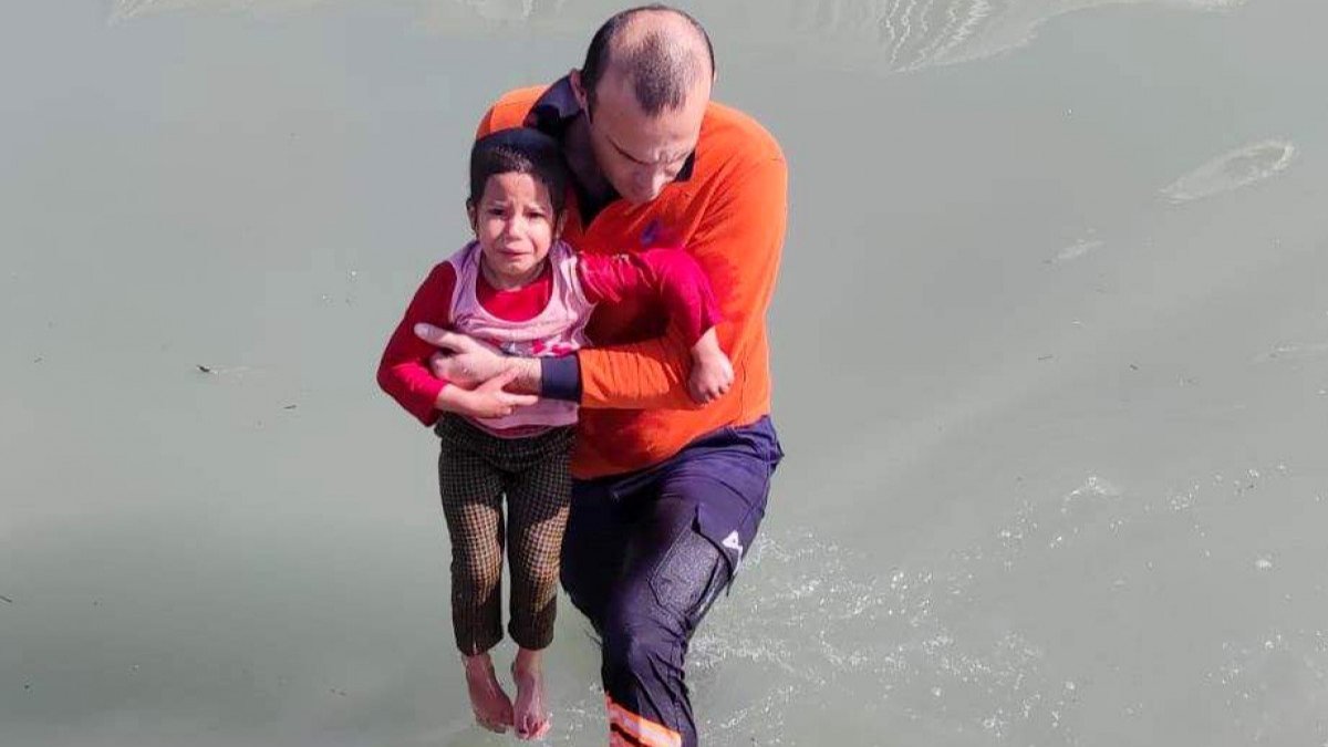 Mersin’de, sulama kanalına düşen çocuğu belediye personeli kurtardı