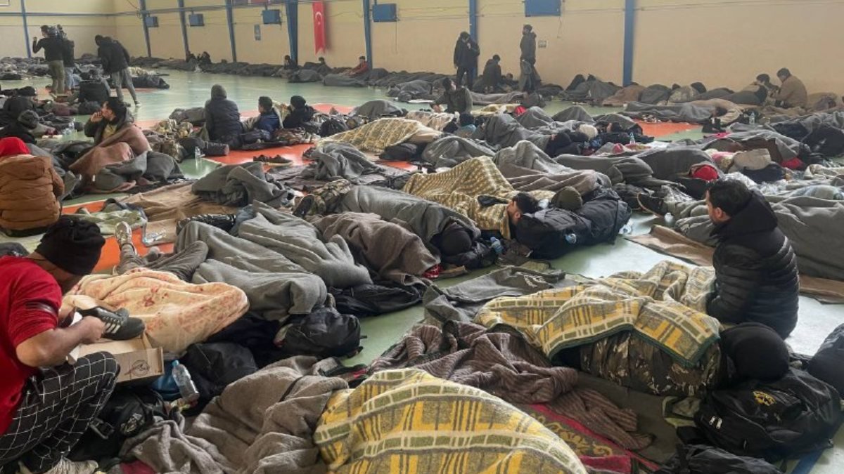 İzmir açıklarında 666 düzensiz göçmen yakalandı