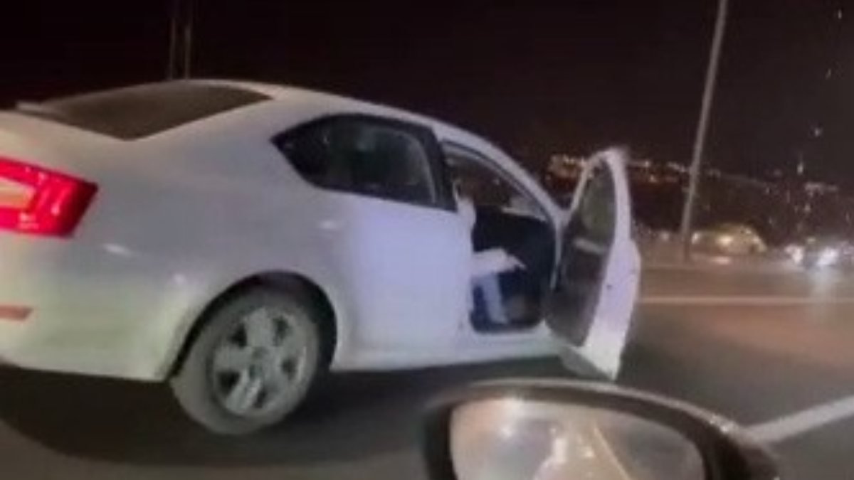 İstanbul'da arkadaşıyla tartışan kadın arabadan atlamaya çalıştı