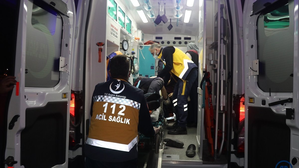 Erzincan'da yolcu otobüsü devrildi: 2 ölü 32 yaralı
