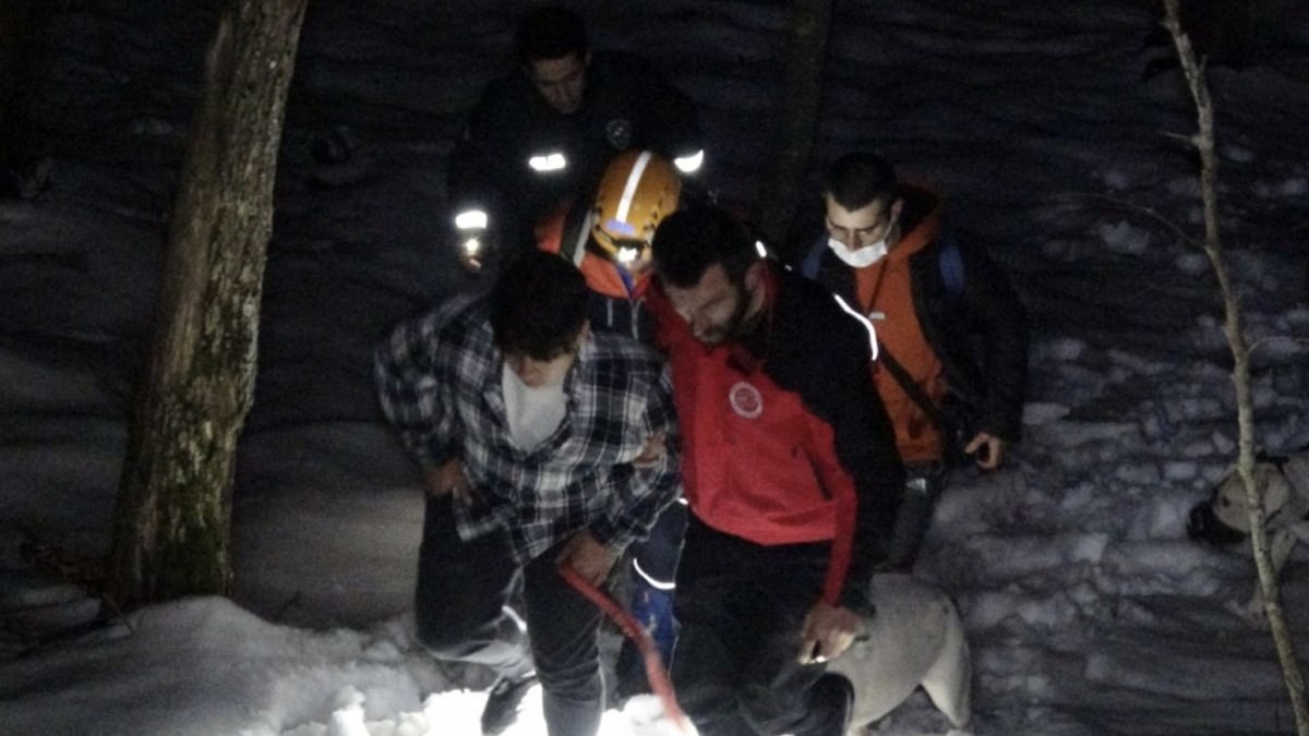 Uludağ’da yere düşen Türk bayrağını göndere çeken 3 genç mahsur kaldı