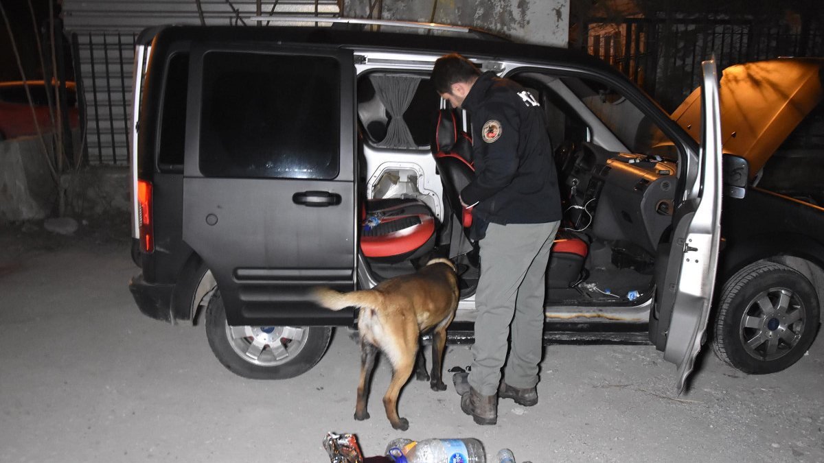 Kütahya'daki Narkotik köpeği, plastik şişedeki metamfetamini buldu