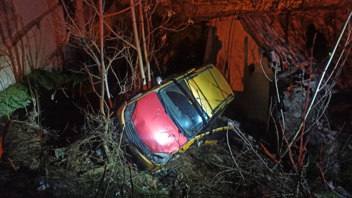 Amasya'daki otomobil, evin çatısına uçup bahçeye girdi