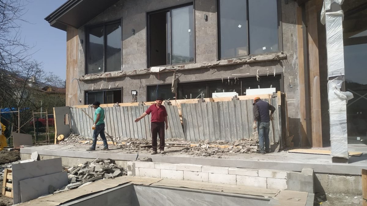 Sakarya'da yapım aşamasınaki evin balkonu çöktü: 4 yaralı