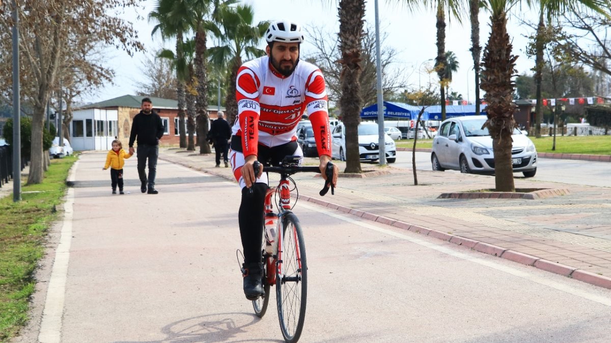Adana'da 13 yaşında bacağını kaybeden genç, kilometrelerce bisiklet sürüyor