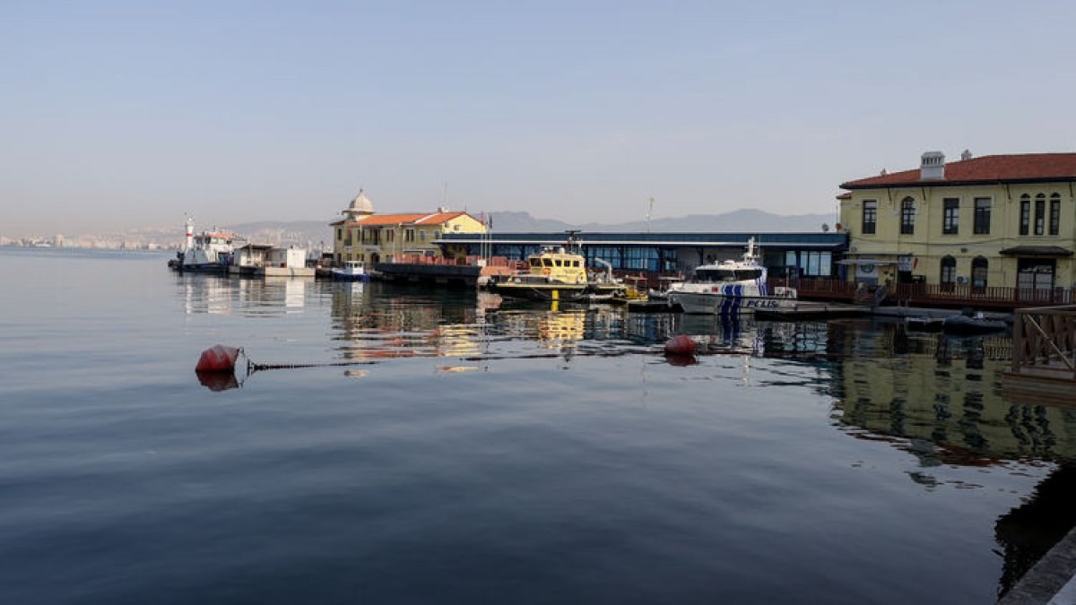İzmir’in kıyı ilçelerinde deniz suyu çekiliyor
