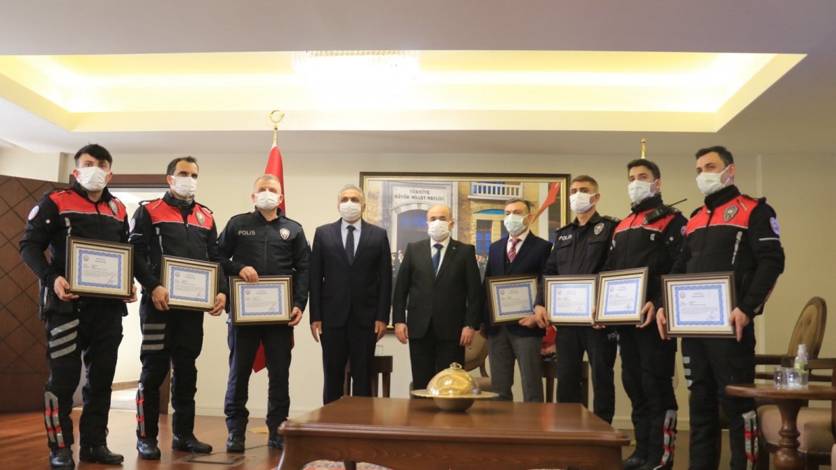 Samsun'da bankayı dolandıran şahısları yakalayan polisler ödüllendirildi