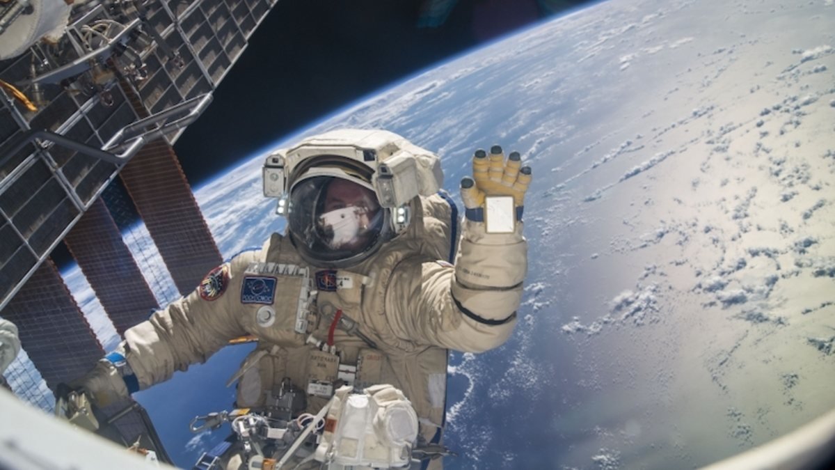Uzay yürüyüşü yapan astronotlar, Dünya'dan görüntülendi