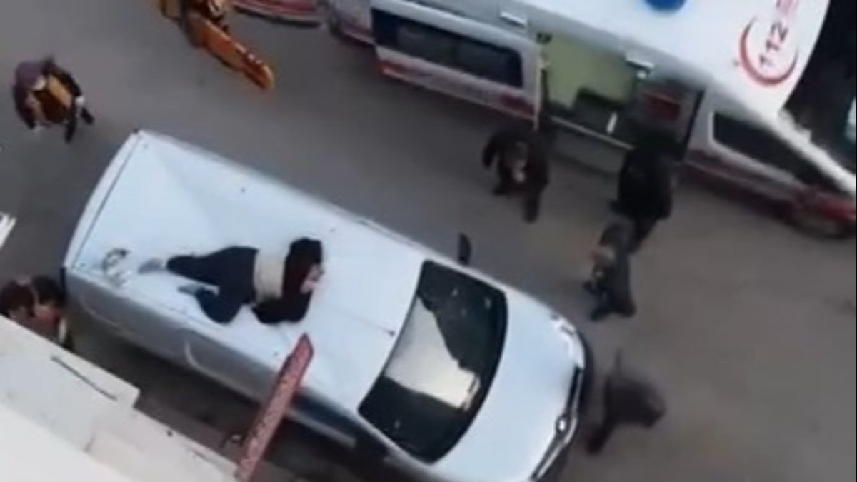 Elazığ'da 4'üncü kattan aracın üzerine düşen kadının durumu kritik