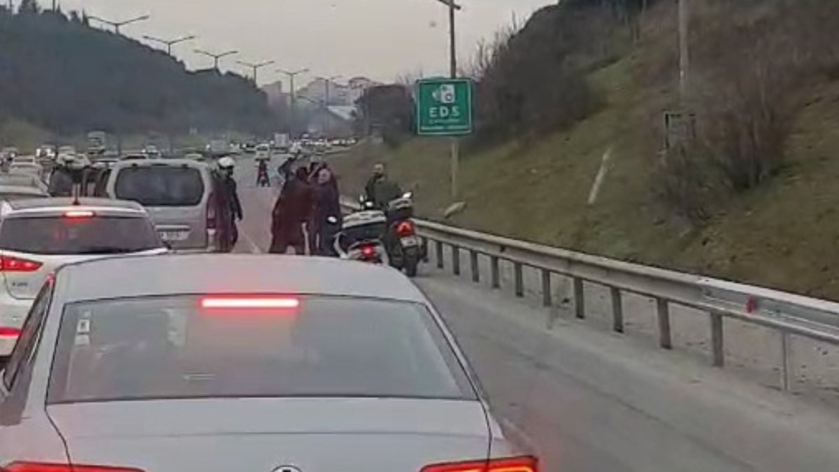 İstanbul'da kavga eden şahıslar trafiği zora soktu