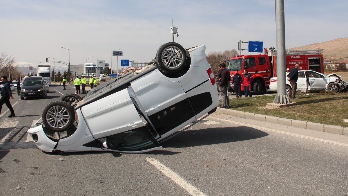 Elazığ'da otomobil ile hafif ticari araç kazası: 1 ölü 5 yaralı
