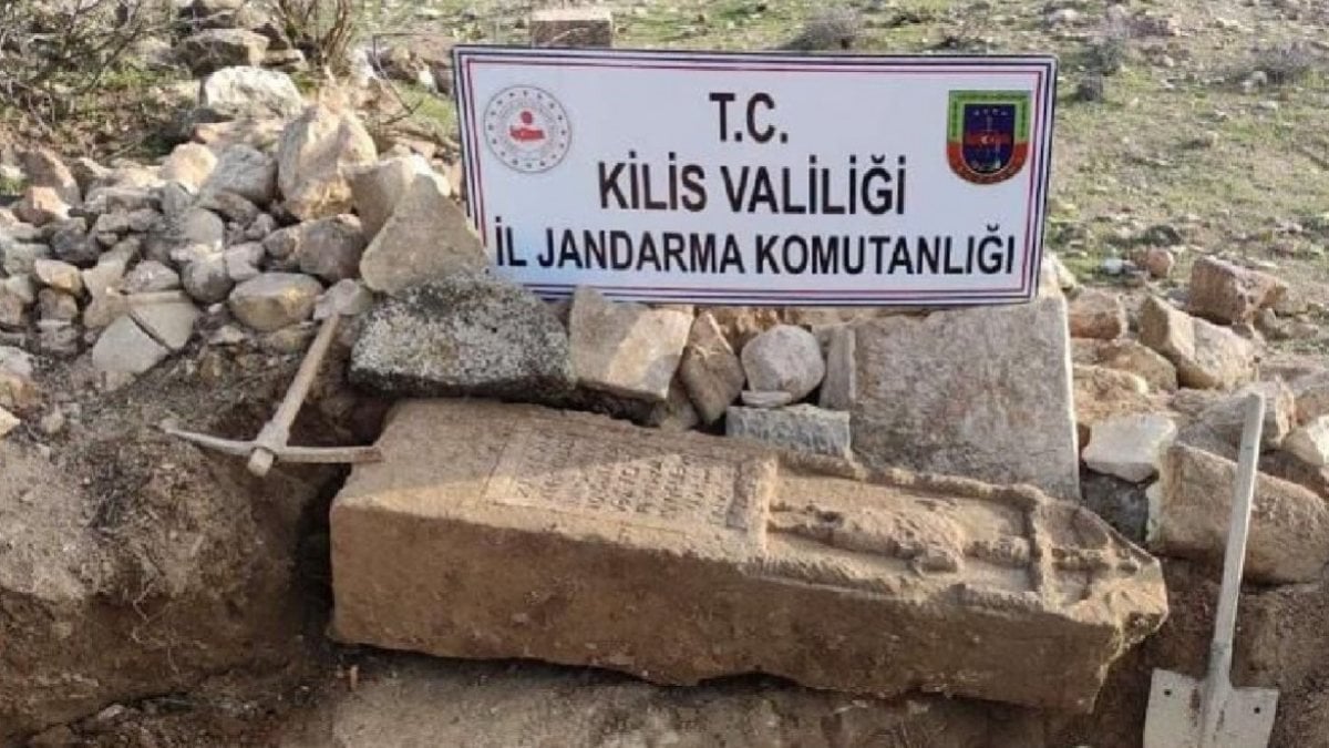 Kilis'teki kaçak kazıya suçüstü: Roma'ya ait mezar steli ele geçirildi