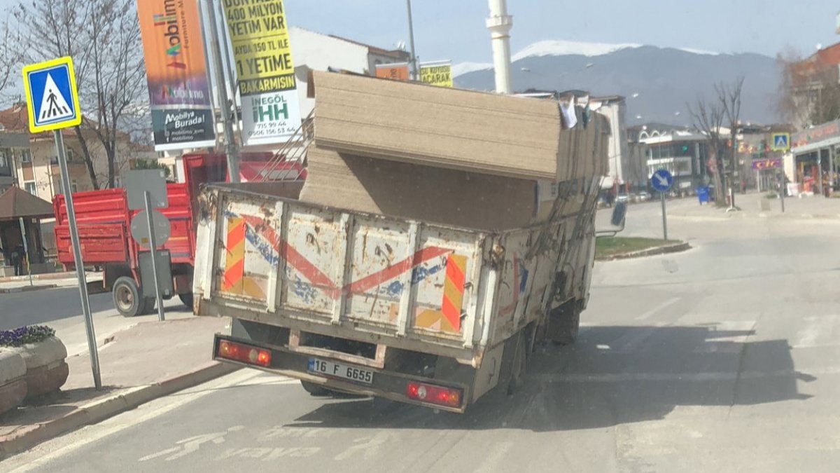 Bursa'da üzerindeki ağırlıkla yana eğilen kamyonet korku saçtı