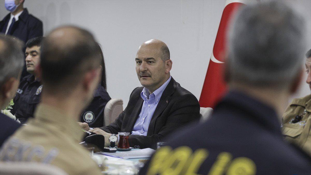 Süleyman Soylu ilk sahurunu polis ve bekçilerle birlikte yaptı