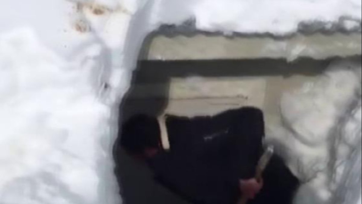 Erzurum'da kış devam ediyor: Okul kar altında kaldı