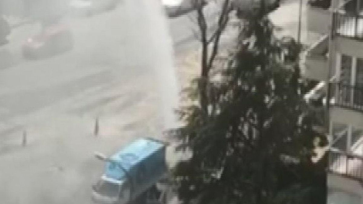 Kadıköy'de patlayan borudan tazyikli su fışkırdı
