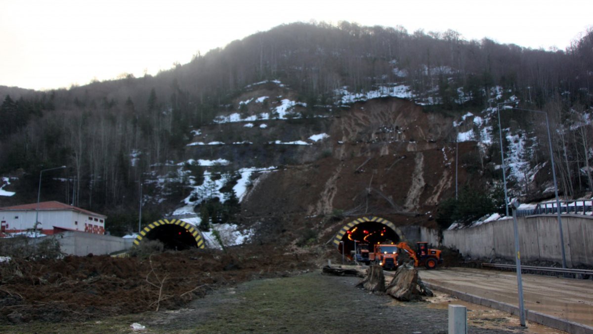 Heyelanla kapanan Bolu Dağı Tüneli'nde yol açma çalışmaları