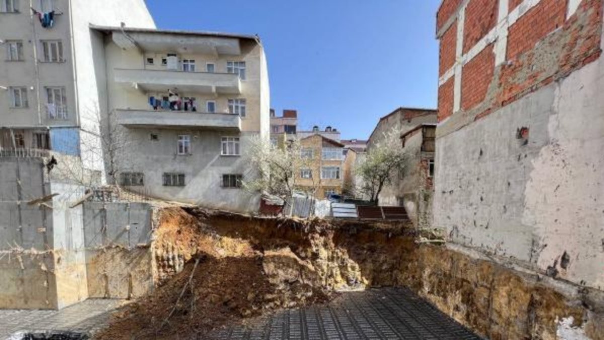 Arnavutköy’de bina inşaatında toprak kaydı, yandaki bina boşaltıldı