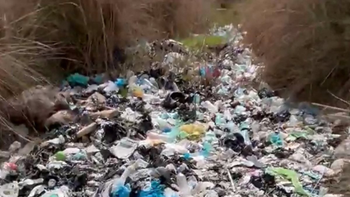 Antalya’da, ormanın içinde bulunan çöp yığını tepki çekti