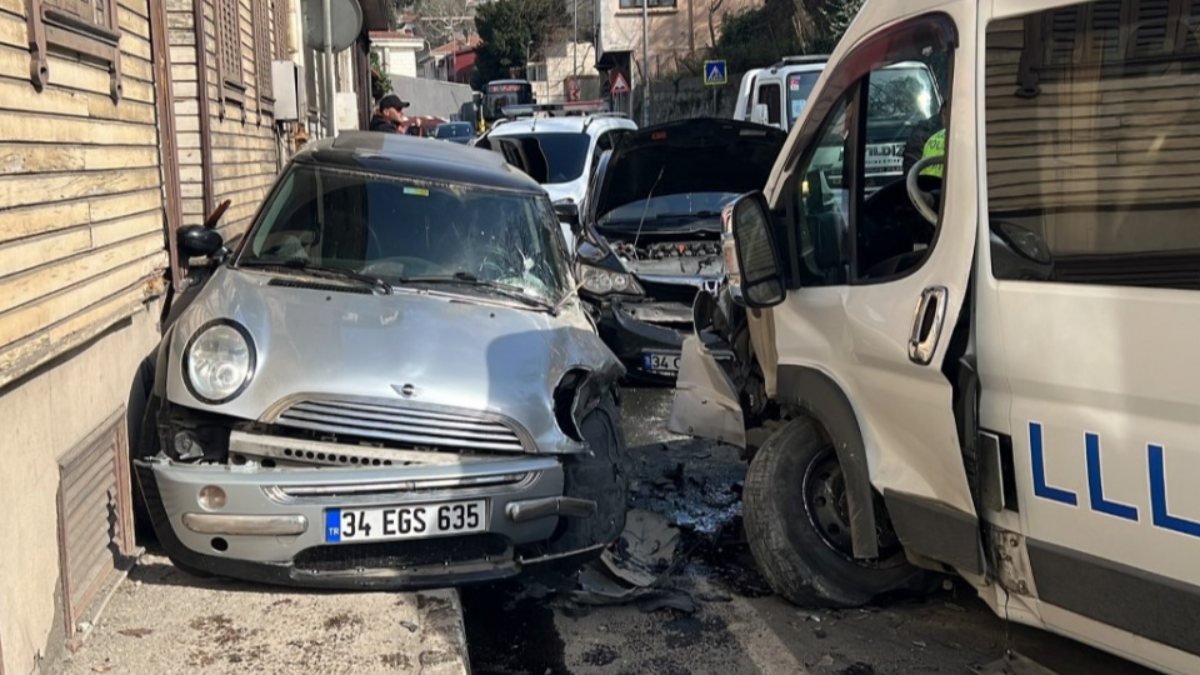 İstanbul'da ters şeritte giden servis ve otomobil kafa kafaya çarpıştı