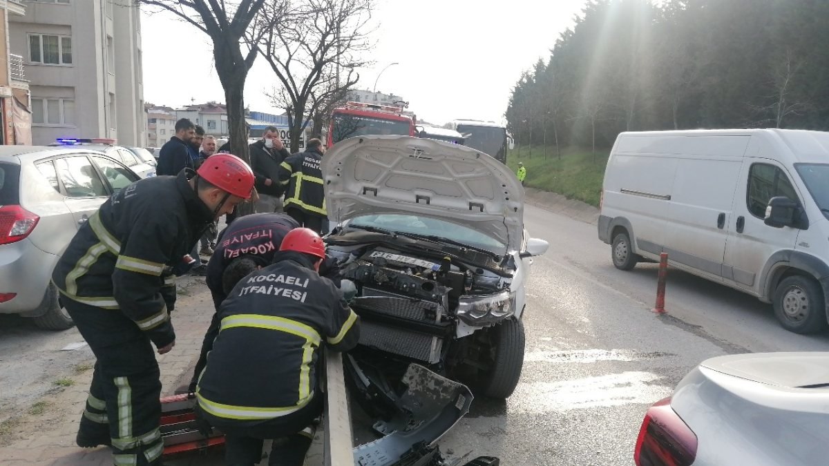 Kocaeli'de bariyerlere saplanan şahıs yara almadan kurtuldu